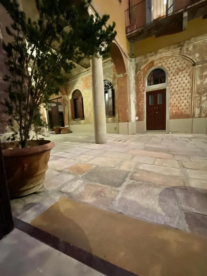 Big Apartment In Piazza Duomo Mediolan